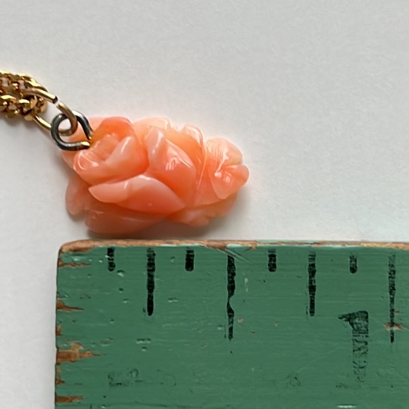 Carved coral rose flower pendant gold chain vintage 18” necklace floral dainty - Picture 5 of 8